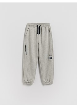 Reserved - Bawełniane joggery - jasnoszary ze sklepu Reserved w kategorii Spodnie chłopięce - zdjęcie 188373360
