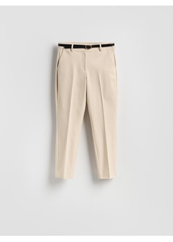 Reserved - Spodnie cygaretki z paskiem - beżowy ze sklepu Reserved w kategorii Spodnie damskie - zdjęcie 188373363
