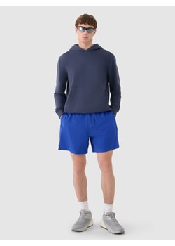 Męskie spodenki casual 4F 4FWSS25TSHOM533  - niebieskie ze sklepu Sportstylestory.com w kategorii Spodenki męskie - zdjęcie 188373644