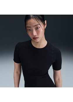 Damska koszulka z krótkim rękawem Dri-FIT Nike Zenvy Rib - Czerń ze sklepu Nike poland w kategorii Bluzki damskie - zdjęcie 188373714