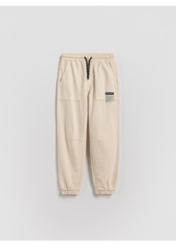 Reserved - Joggery z efektem sprania - kremowy ze sklepu Reserved w kategorii Spodnie chłopięce - zdjęcie 188374974