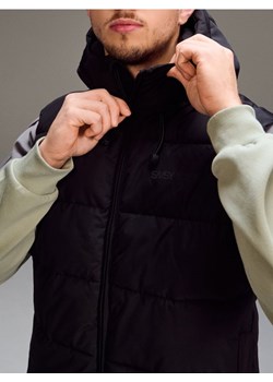 Sinsay - Pikowana kamizelka puffer z kapturem - czarny ze sklepu Sinsay w kategorii Kamizelki męskie - zdjęcie 188379641