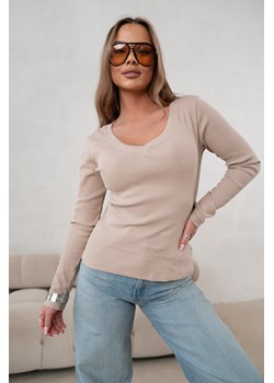 BLUZKA BASIC PRĄŻKOWANA DEKOLT W SZPIC- BEŻOWA ze sklepu olika.com.pl w kategorii Bluzki damskie - zdjęcie 188384880