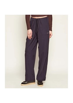 GUESS ACTIVE Spodnie cargo NAT | Loose fit ze sklepu Gomez Fashion Store w kategorii Spodnie damskie - zdjęcie 188386934
