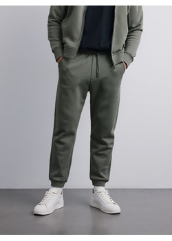 Reserved - Spodnie dresowe regular fit - jasny zielony ze sklepu Reserved w kategorii Spodnie męskie - zdjęcie 188388124