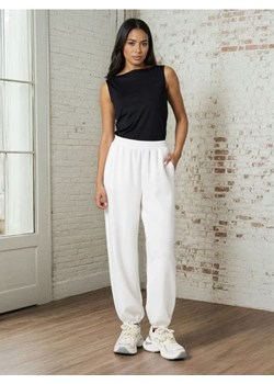 Sinsay - Spodnie dresowe jogger scuba z domieszką wiskozy - kremowy ze sklepu Sinsay w kategorii Spodnie damskie - zdjęcie 188389512