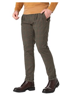 Timezone Spodnie chino "Charly" - Regular fit - w kolorze khaki ze sklepu Limango Polska w kategorii Spodnie męskie - zdjęcie 188390222