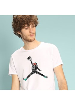 WOOOP Koszulka "Space Dunk" w kolorze białym ze sklepu Limango Polska w kategorii T-shirty męskie - zdjęcie 188391754