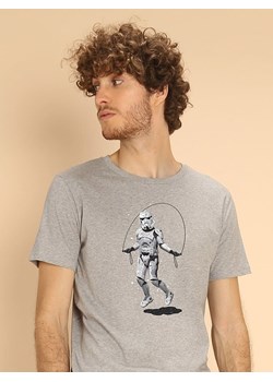WOOOP Koszulka "Stromtrooper Skipping" w kolorze szarym ze sklepu Limango Polska w kategorii T-shirty męskie - zdjęcie 188391812