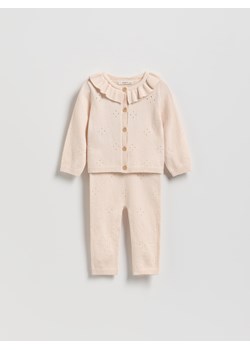 Reserved - Dzianinowy komplet z falbanką - złamana biel ze sklepu Reserved w kategorii Komplety niemowlęce - zdjęcie 188404430