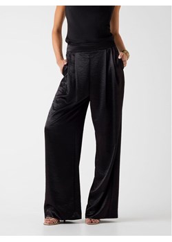 Guess Spodnie materiałowe W6RB66 W2612 Czarny Regular Fit ze sklepu MODIVO w kategorii Spodnie damskie - zdjęcie 188405042