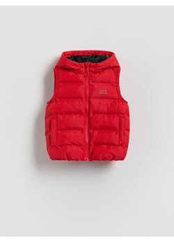 Reserved - Pikowana kamizelka z kapturem - czerwony ze sklepu Reserved w kategorii Kamizelki chłopięce - zdjęcie 188405972