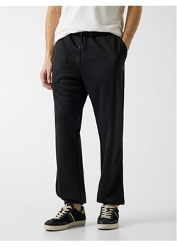 Guess Spodnie dresowe Z6RB09 KD472 Czarny Regular Fit ze sklepu MODIVO w kategorii Spodnie męskie - zdjęcie 188406631