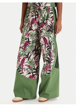 adidas Spodnie dresowe Farm Rio Premium KD4642 Zielony Loose Fit ze sklepu MODIVO w kategorii Spodnie damskie - zdjęcie 188410363