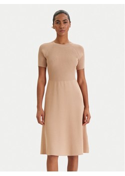 Armani Exchange Sukienka dzianinowa XW001885 AF10352 Beżowy Regular Fit ze sklepu MODIVO w kategorii Sukienki - zdjęcie 188412270