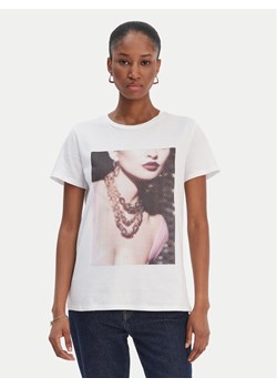 Guess T-Shirt W6RI57 K9RM1 Biały Classic Fit ze sklepu MODIVO w kategorii Bluzki damskie - zdjęcie 188412313