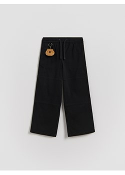 Reserved - Spodnie z breloczkiem - czarny ze sklepu Reserved w kategorii Spodnie chłopięce - zdjęcie 188413554