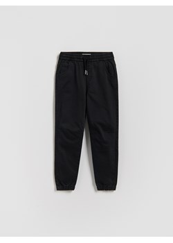 Reserved - Wysokoelastyczne spodnie jogger - czarny ze sklepu Reserved w kategorii Spodnie chłopięce - zdjęcie 188413563