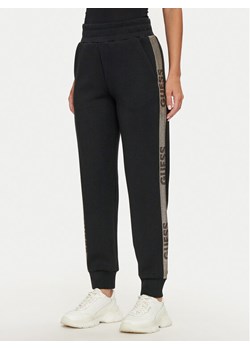 Guess Spodnie dresowe Logo W4YB40 KBYE2 Czarny Regular Fit ze sklepu MODIVO w kategorii Spodnie damskie - zdjęcie 188418932