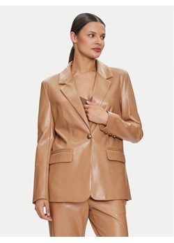 Guess Marynarka W4YN50 WF8P0 Brązowy Regular Fit ze sklepu MODIVO w kategorii Marynarki damskie - zdjęcie 188419120