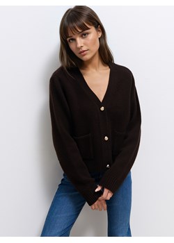 Mohito - Wełniany ciemnobrązowy kardigan - brązowy ze sklepu Mohito w kategorii Swetry damskie - zdjęcie 188422252