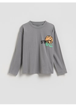 Reserved - Bawełniany longsleeve z nadrukiem - ciemnoszary ze sklepu Reserved w kategorii Bluzy chłopięce - zdjęcie 188425523