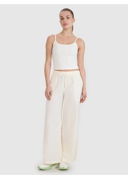 Damskie spodnie casual 4F 4FWSS25TTROF1012 - białe ze sklepu Sportstylestory.com w kategorii Spodnie damskie - zdjęcie 188426113