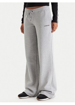 Guess Jeans Spodnie dresowe W6RB52 K68I4 Szary Regular Fit ze sklepu MODIVO w kategorii Spodnie damskie - zdjęcie 188427731