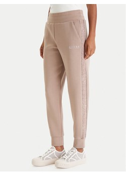 Guess Spodnie dresowe W6RB45 KBYE2 Beżowy Regular Fit ze sklepu MODIVO w kategorii Spodnie damskie - zdjęcie 188435150