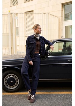 Jeansy z paskiem ciemnogranatowe ze sklepu Moodo.pl w kategorii Jeansy damskie - zdjęcie 188436202