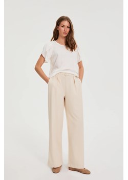 Spodnie z paskiem beżowe ze sklepu Moodo.pl w kategorii Spodnie damskie - zdjęcie 188436251