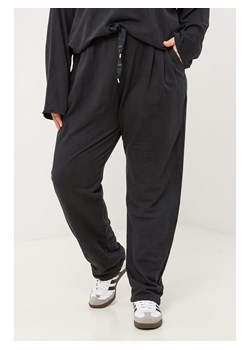 Curvy Lady Spodnie w kolorze czarnym ze sklepu Limango Polska w kategorii Spodnie damskie - zdjęcie 188437103