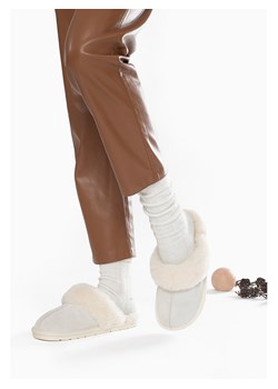 Gooce Wełniane kapcie "Emeline" w kolorze białym ze sklepu Limango Polska w kategorii Kapcie damskie - zdjęcie 188446932