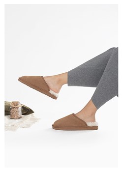 Gooce Wełniane kapcie "Emeralda" w kolorze jasnobrązowym ze sklepu Limango Polska w kategorii Kapcie damskie - zdjęcie 188446962