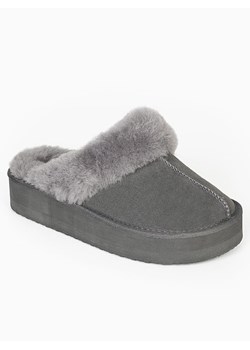 Gooce Wełniane kapcie "Emeline" w kolorze szarym ze sklepu Limango Polska w kategorii Kapcie damskie - zdjęcie 188447593