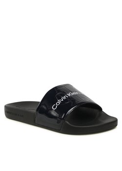 Calvin Klein Jeans Klapki Slide Metallic Monologo YW0YW00638 Granatowy ze sklepu MODIVO w kategorii Klapki damskie - zdjęcie 188459132