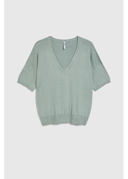 Sweter z krótkimi rękawami oliwkowy ze sklepu Moodo.pl w kategorii Swetry damskie - zdjęcie 188470610