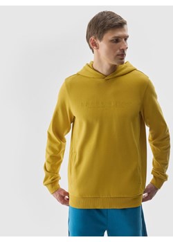 Męska bluza nierozpinana z kapturem 4F 4FWSS24TSWSM0948 - żółta ze sklepu Sportstylestory.com w kategorii Bluzy męskie - zdjęcie 188470650