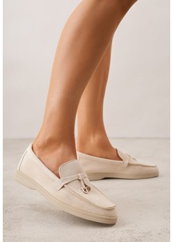 Beżowe Mokasyny z Imitacji Zamszu Zdobione Zawieszką i Przeszyciem Aezoris ze sklepu renee.pl w kategorii Mokasyny damskie - zdjęcie 188472970