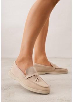 Ciemnobeżowe Mokasyny z Imitacji Zamszu z Ozdobnym Przeszyciem i Zawieszką Veleyra ze sklepu born2be.pl w kategorii Mokasyny damskie - zdjęcie 188473151