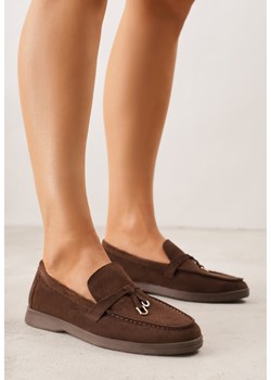 Brązowe Mokasyny z Imitacji Zamszu z Ozdobnym Przeszyciem i Zawieszką Veleyra ze sklepu born2be.pl w kategorii Mokasyny damskie - zdjęcie 188473160