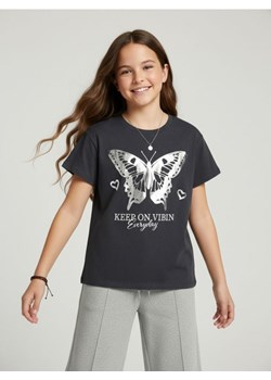 Sinsay - Bawełniana koszulka z połyskującym nadrukiem - szary ze sklepu Sinsay w kategorii T-shirty chłopięce - zdjęcie 188473283