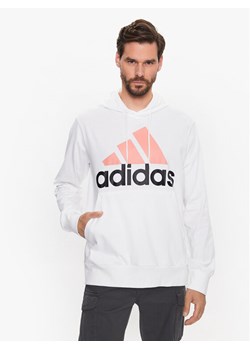 adidas Bluza Essentials Logo IJ8573 Biały Regular Fit ze sklepu MODIVO w kategorii Bluzy męskie - zdjęcie 188476813