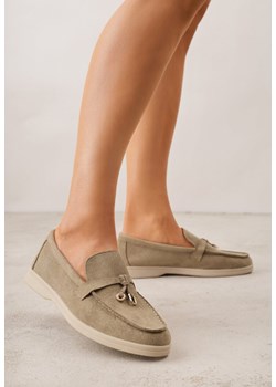 Jasnozielone Mokasyny z Imitacji Zamszu z Ozdobnym Przeszyciem i Zawieszką Veleyra ze sklepu born2be.pl w kategorii Mokasyny damskie - zdjęcie 188481754