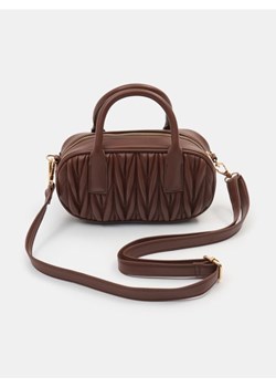 Sinsay - Pikowana torebka z imitacji skóry z długim paskiem - beżowy ze sklepu Sinsay w kategorii Listonoszki - zdjęcie 188483051