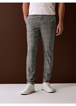 Sinsay - Eleganckie spodnie chino w kratę - szary ze sklepu Sinsay w kategorii Spodnie męskie - zdjęcie 188483103
