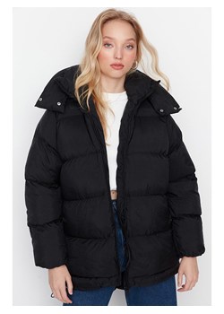 trendyol Kurtka zimowa w kolorze czarnym ze sklepu Limango Polska w kategorii Kurtki damskie - zdjęcie 188490444
