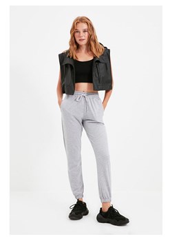 trendyol Spodnie dresowe w kolorze szarym ze sklepu Limango Polska w kategorii Spodnie damskie - zdjęcie 188491190