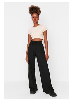 trendyol Spodnie dresowe w kolorze czarnym ze sklepu Limango Polska w kategorii Spodnie damskie - zdjęcie 188491453