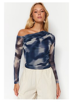 trendyol Koszulka w kolorze niebieskim ze sklepu Limango Polska w kategorii Bluzki damskie - zdjęcie 188491932